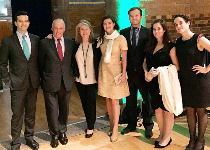 Gia đình de Carvalho (từ trái qua): Alexander, Michel, Charlene, Louisa, Charles, Sophie, và Isabel.