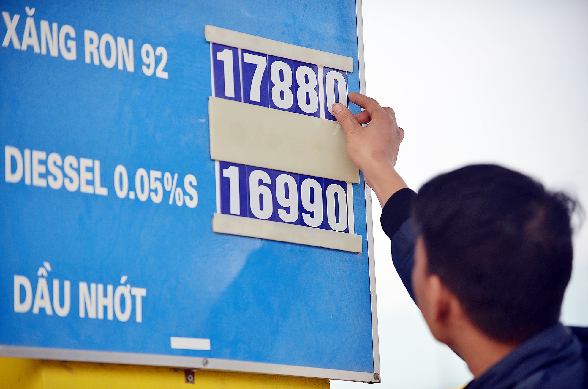 Xang giam hon 2.000 dong/lit, muc ky luc trong nam hinh anh