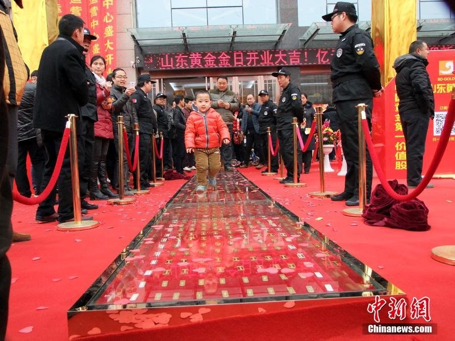 Cua hang choi troi trai vang mieng lam duong di cho khach hinh anh