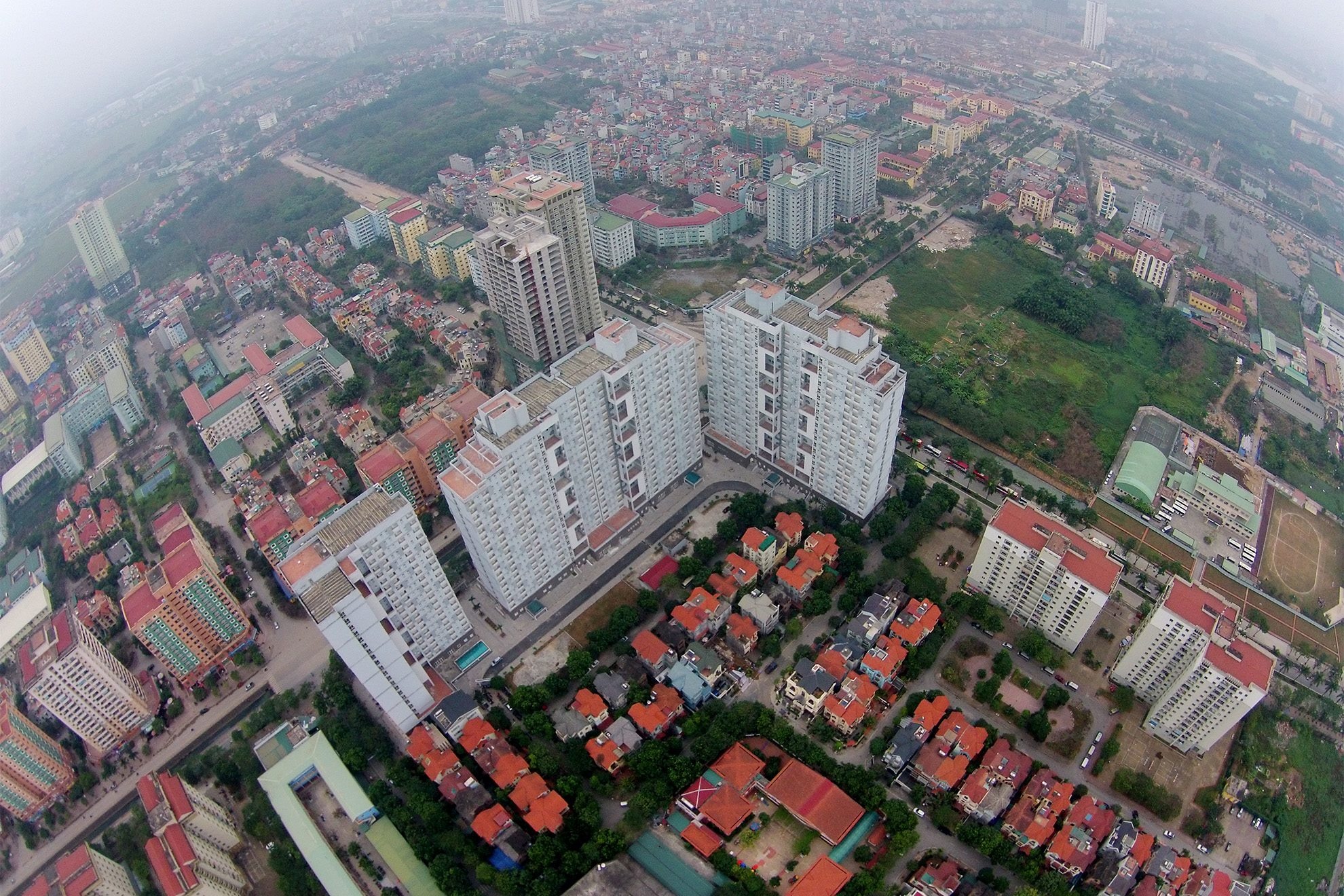 So với khu nhà ở sinh viên tại Pháp Vân - Tứ Hiệp (quận Hoàng Mai), công trình tại Mỹ Đình II được đánh giá là có địa thế đẹp hơn, nằm ngay trong khu đô thị Mỹ Đình II (quận Nam Từ Liêm) với nhiều tiện ích cộng hưởng, cách trục đường 32 chưa tới 1 km, tiện di chuyển, gần khu vực tập trung nhiều trường ĐH lớn của cả nước như ĐH Quốc Gia Hà Nội, ĐH Sư Phạm Hà Nội, ĐH Thương Mại, ĐH Công Nghiệp, Học viện Báo chí và Tuyên truyền, ĐH Giao thông Vận Tải...