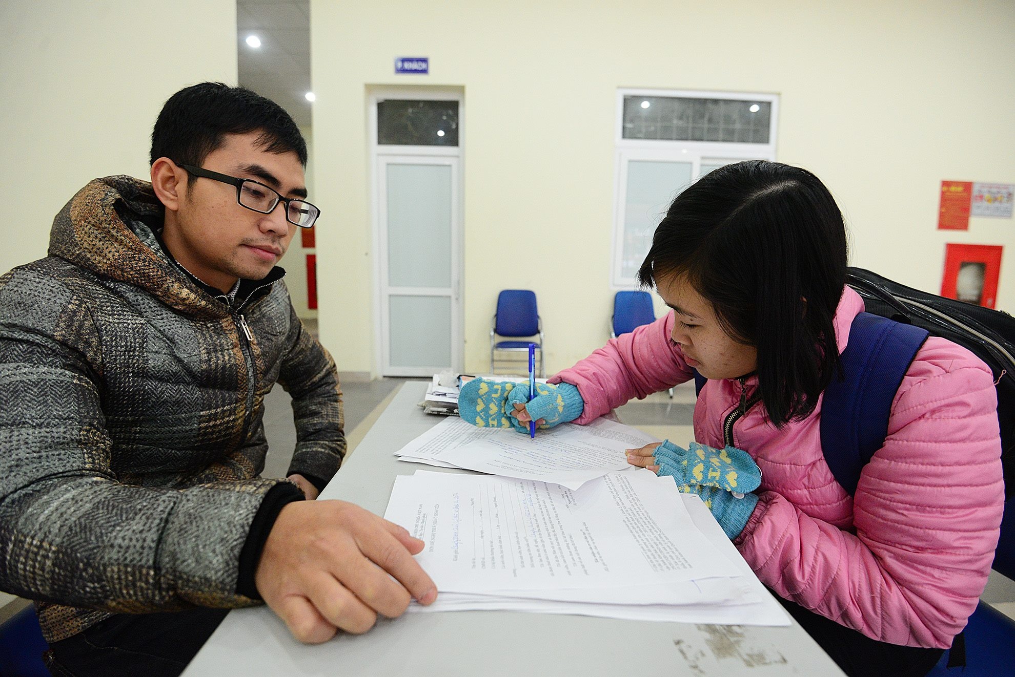 Thạch Anh (phải), một nhân viên văn phòng hiện thuê trọ tại chung cư mi ni ở Xuân Đỉnh (quận Bắc Từ Liêm) cho biết, cô đến làm hồ sơ cho em trai là sinh viên năm nhất ĐH Công nghiệp Hà Nội. Theo Thạch Anh, giá thuê chung cư mi ni chị đang ở là 2,5 triệu đồng/tháng. Trong khi giá thuê chung cư sinh viên Mỹ Đình II chỉ 215.000 đồng/tháng, chi phí điện nước tính riêng nhưng lại được mức giá ưu đãi của nhà nước. Ngoài ra, vị trí khu nhà ở cho sinh viên này gần trung tâm hơn, tiện đi lại, nhiều tiện ích, là nơi hội đủ các tiêu chí cần có nên Thạch Anh mong muốn em trai được vào ở đây. 