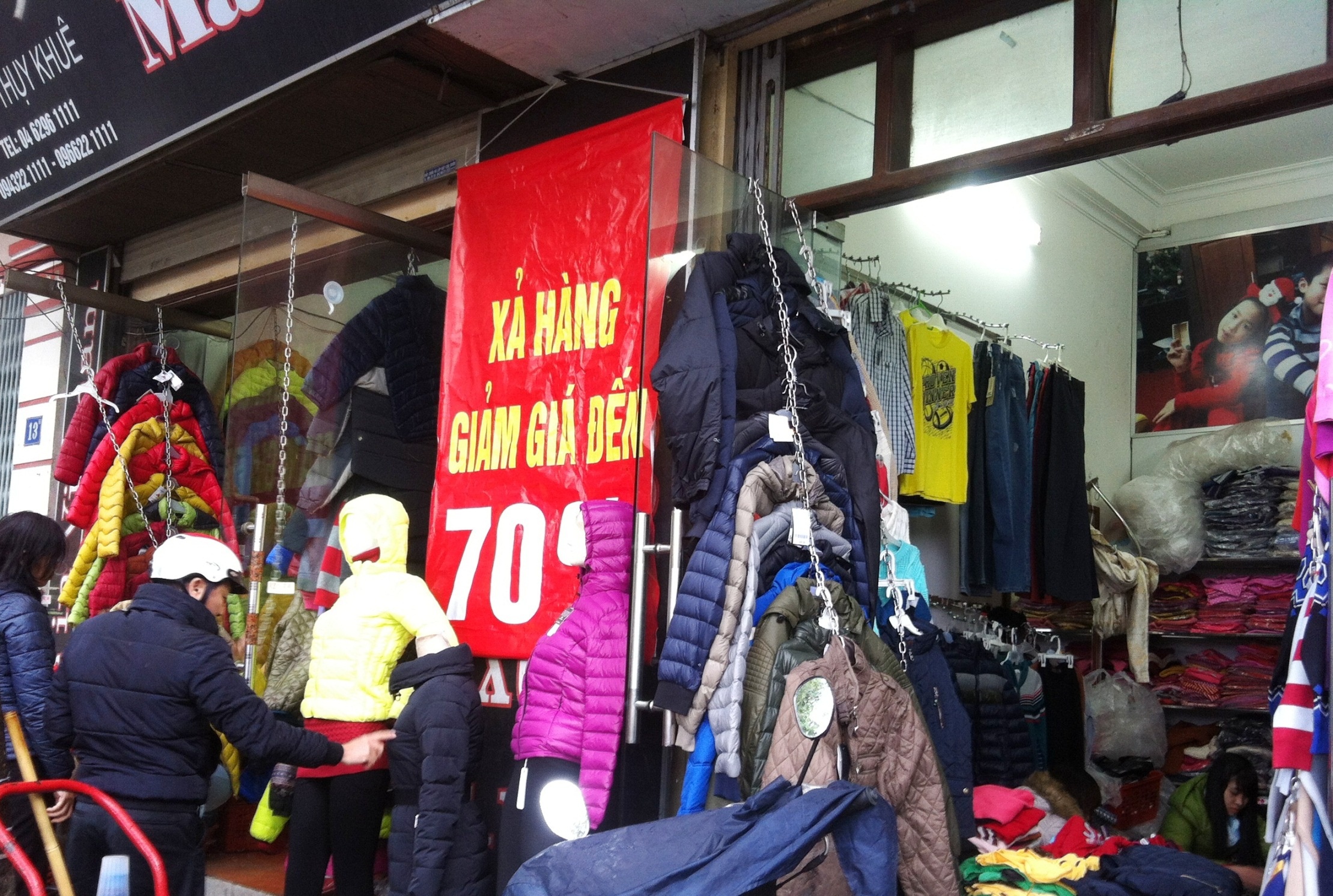 Ha Noi ret 12 do C, hang dong dua nhau giam gia hinh anh