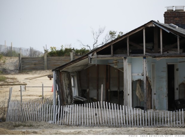Một ngôi nhà bị bỏ hoang ở New Jersey hai năm sau siêu bão Sandy