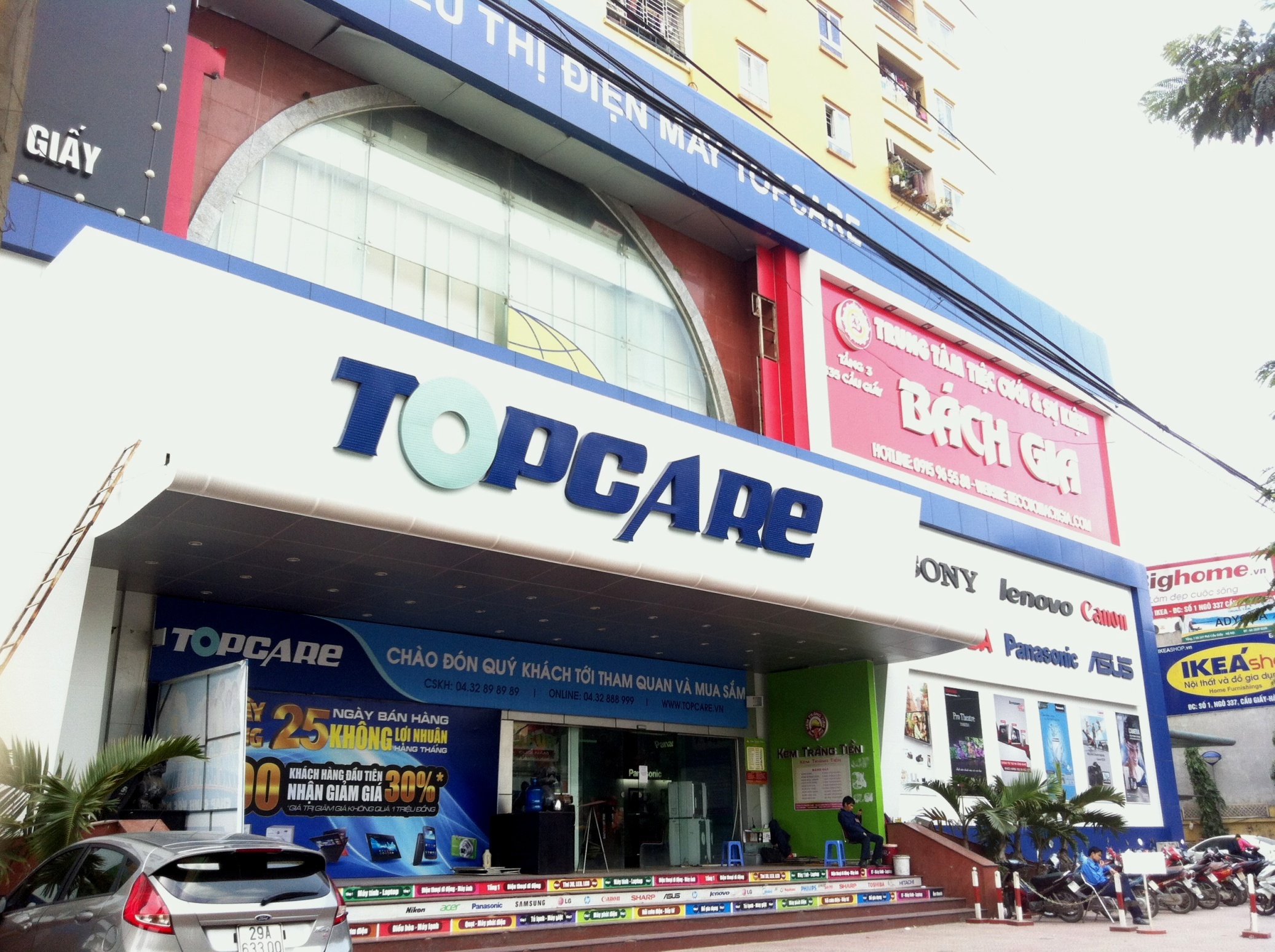 Topcare dong cua hang loat sieu thi: Nhan vien cung bat ngo hinh anh