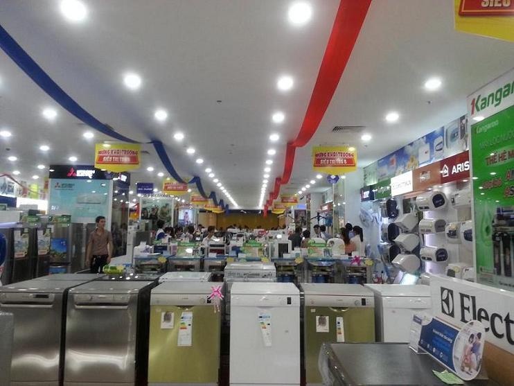 Tran Anh thong bao dong cua hai sieu thi tren dat Vincom hinh anh