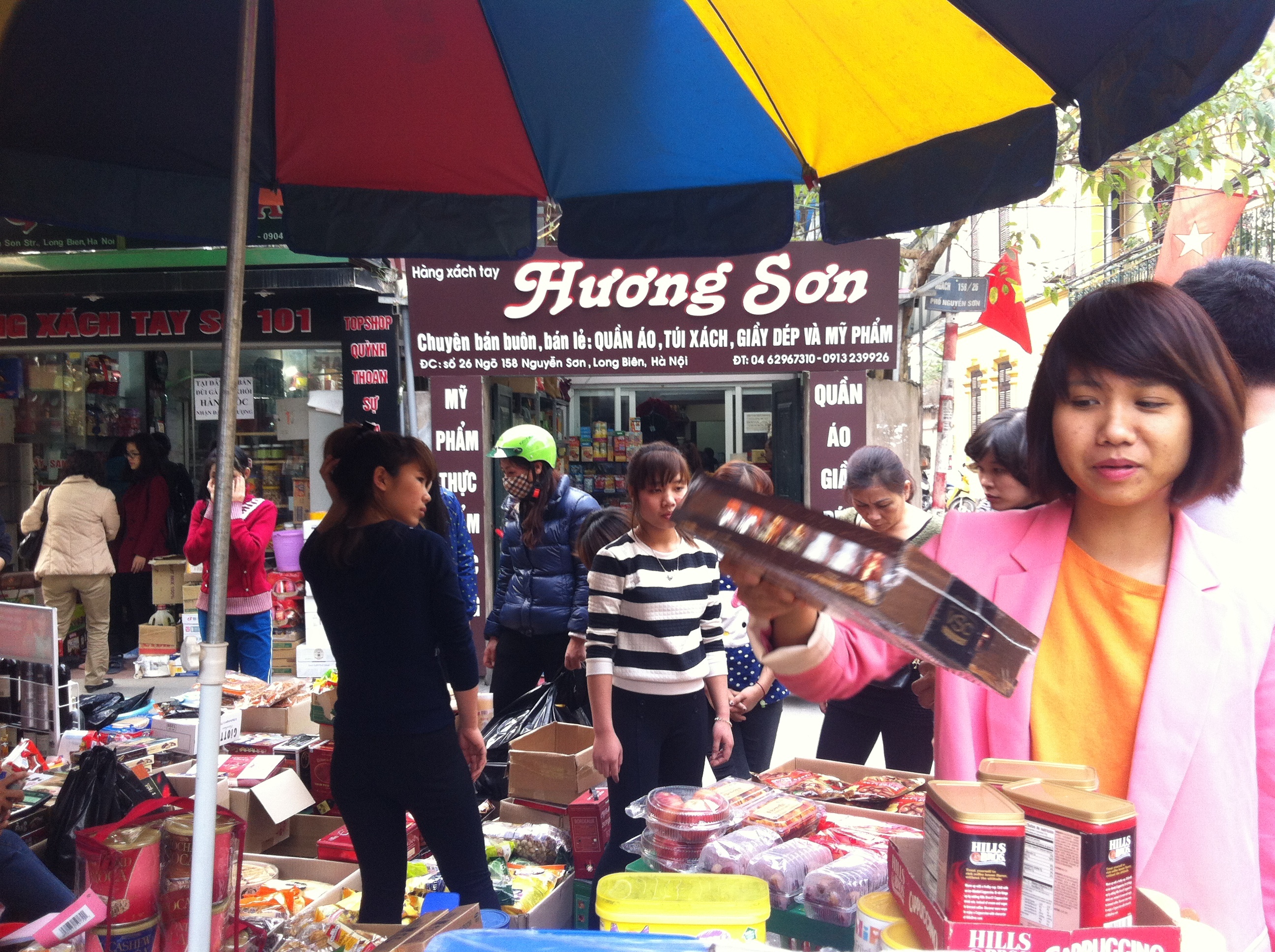 Chen chuc mua qua Tet o pho hang khong hinh anh