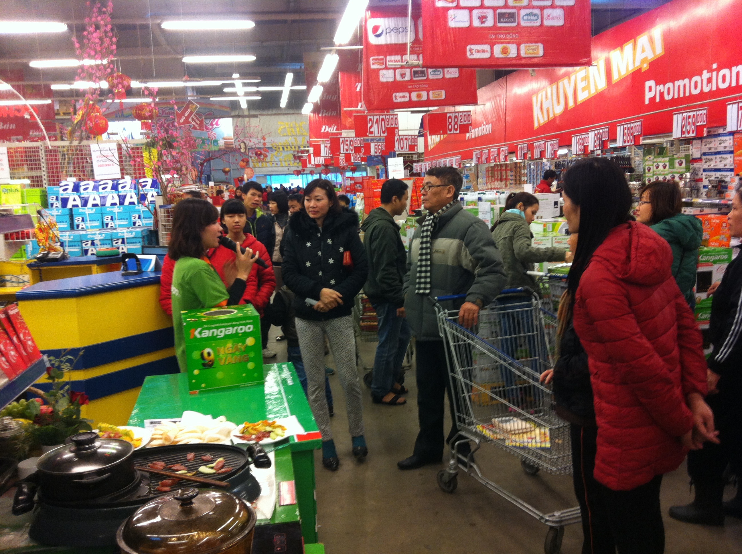 Sieu thi pha le de hut khach sam Tet hinh anh