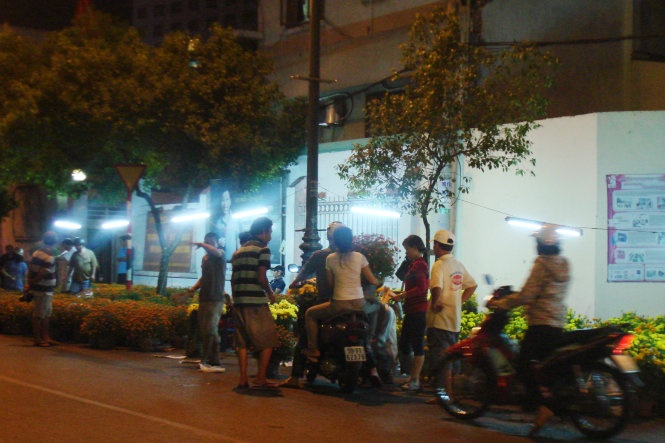Nhiều khách hàng tiếp tục mua hoa ngay trước 0g năm mới Ất Mùi 2015 với giá rẻ mạt. Một cặp vạn thọ trên đường Nguyễn Trọng Tuyển (Q.Phú Nhuận) lúc 22g tối 18-2 chỉ 40.000 đồng - Ảnh: M.C