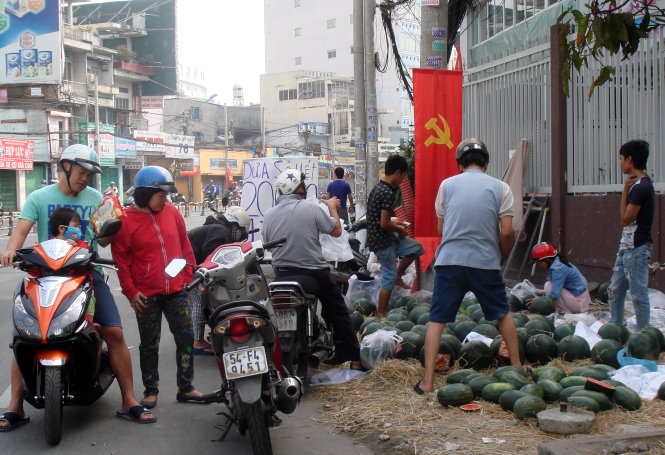 Sap giao thua, Sai Gon xo dua hau, hoa gia 'khong tuong' hinh anh
