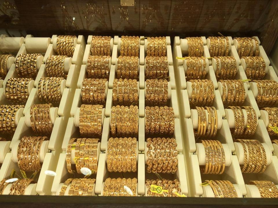 Một góc tại chợ vàng mua bán mặc cả như rau ở Dubai. Ảnh: Nguyễn Hà.