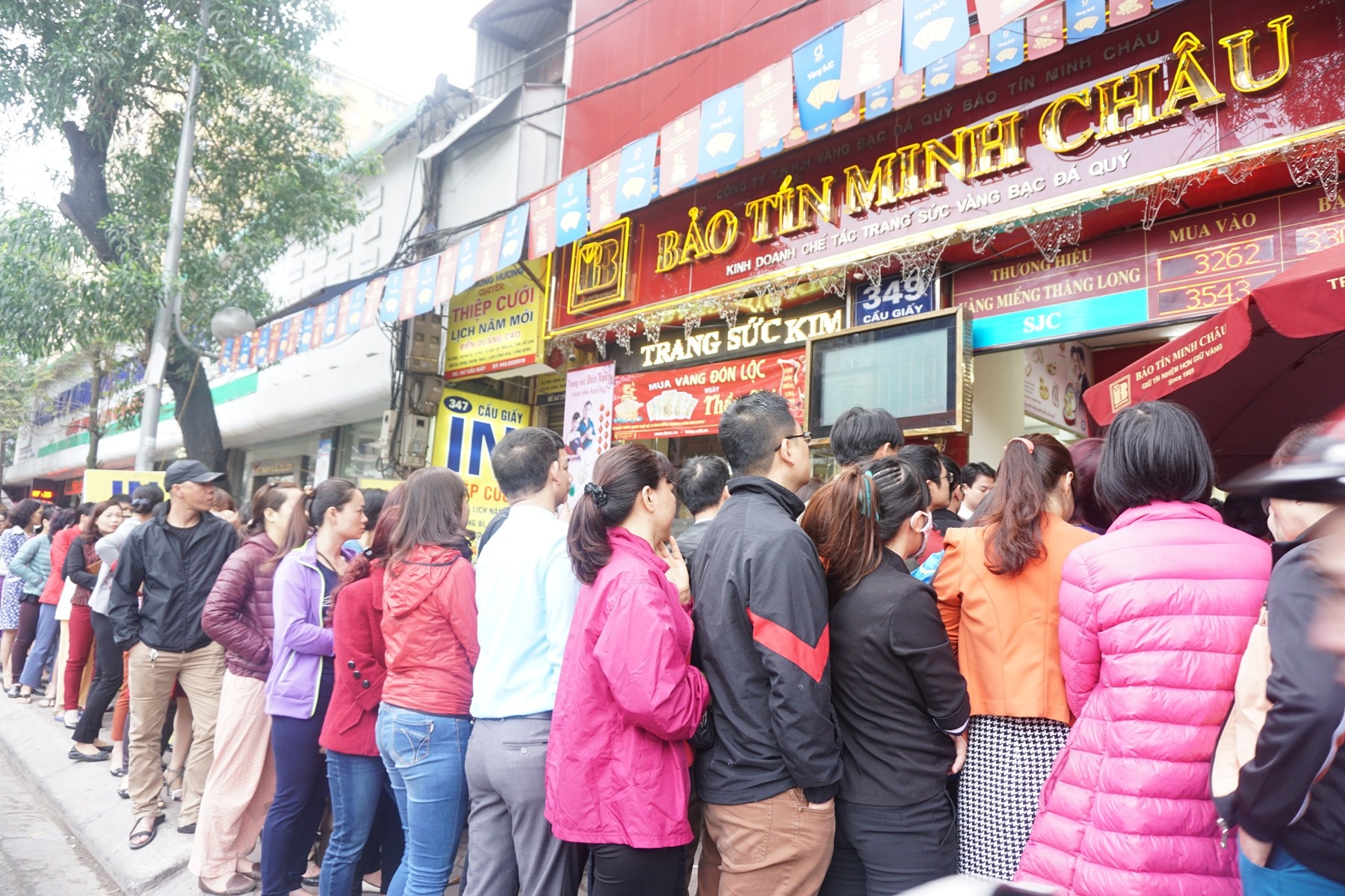 Nguoi Ha Noi xep hang mua vang tu 5h sang hinh anh