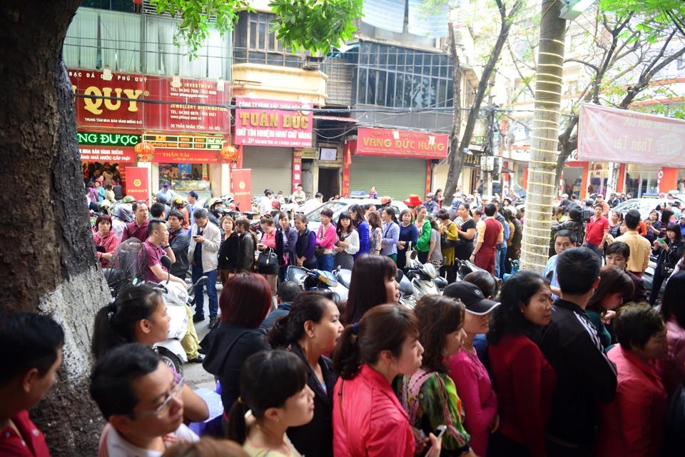 Ban vang ngay than tai: Hang dong khach, tiem vang hoe hinh anh