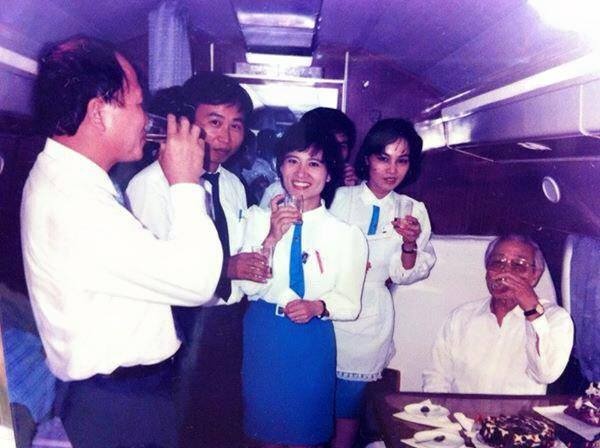 Dong phuc VNA tung la vay ngan truoc khi quay ve ao dai hinh anh