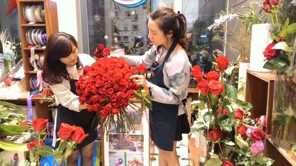 Hoa hong dai 1,2 m gia 200.000 dong moi bong dip 8/3 hinh anh