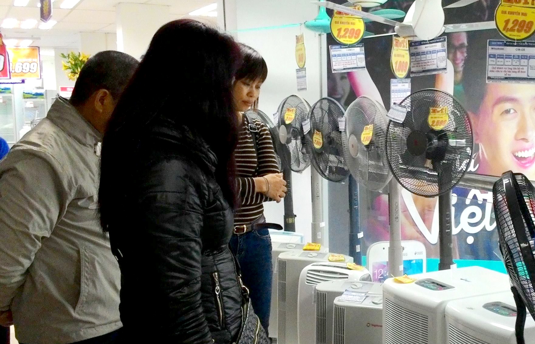 Nhiều gia đình chọn mua máy sấy quần áo để chống chọi với trời mưa phùn, nồm ẩm kéo dài. Ảnh: Diệp Sa.