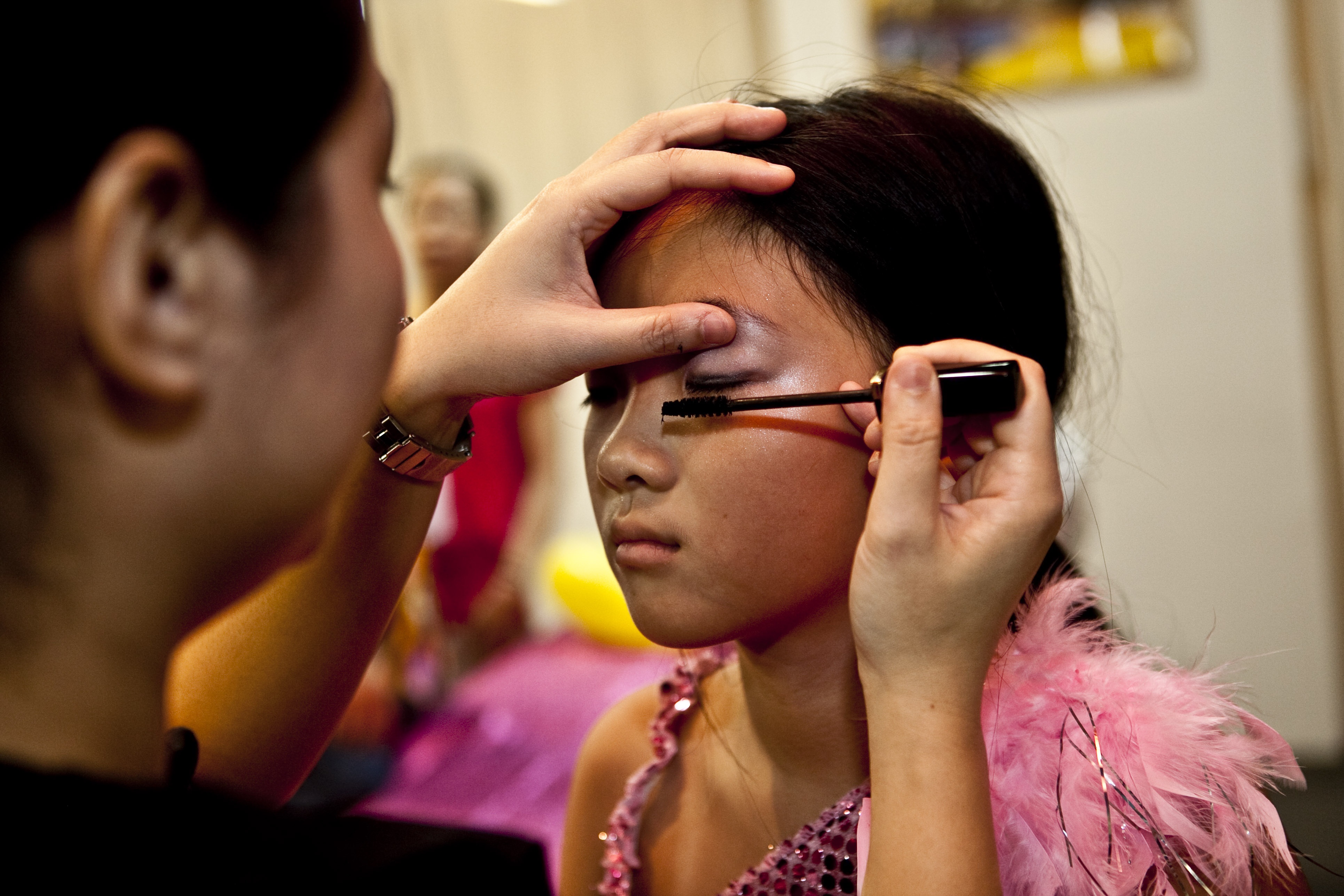 Loan thi truong my pham lam dep cho tre: Vua dung vua lo hinh anh