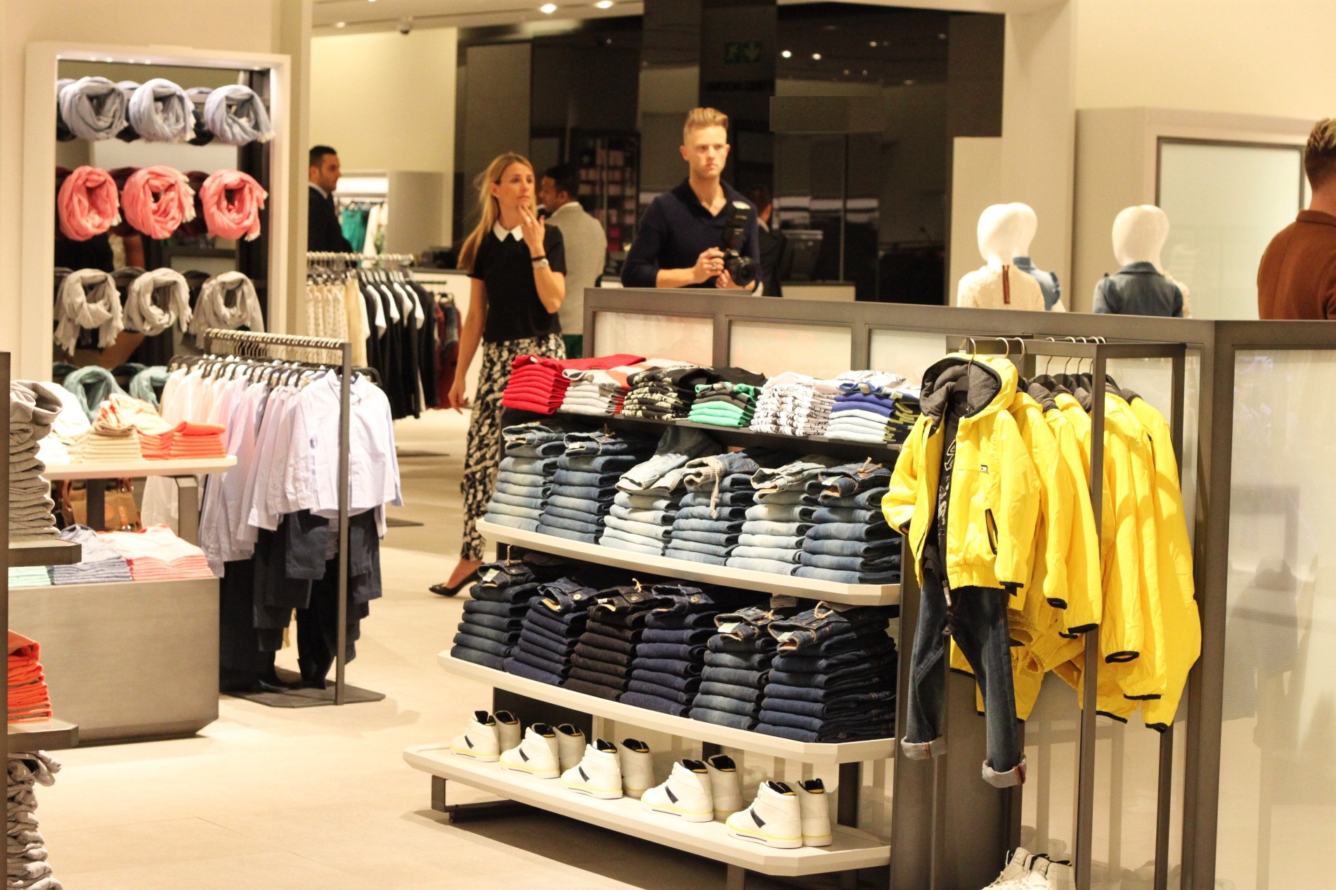 Dong euro mat gia, tin do hang hieu Viet bo My sang Au hinh anh