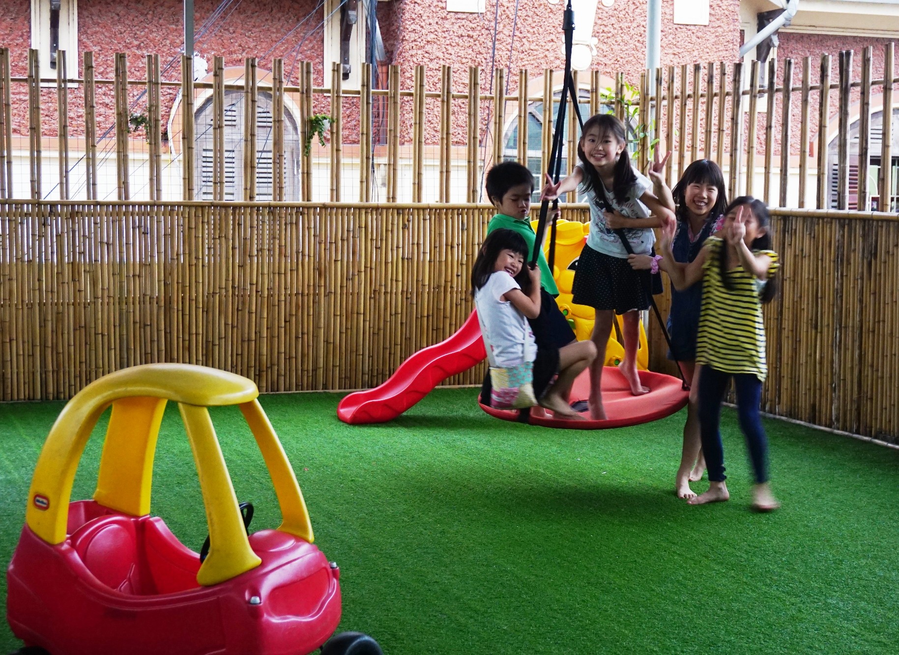 Khach ngoai me quan ca phe kiem san choi sang tao cho tre hinh anh