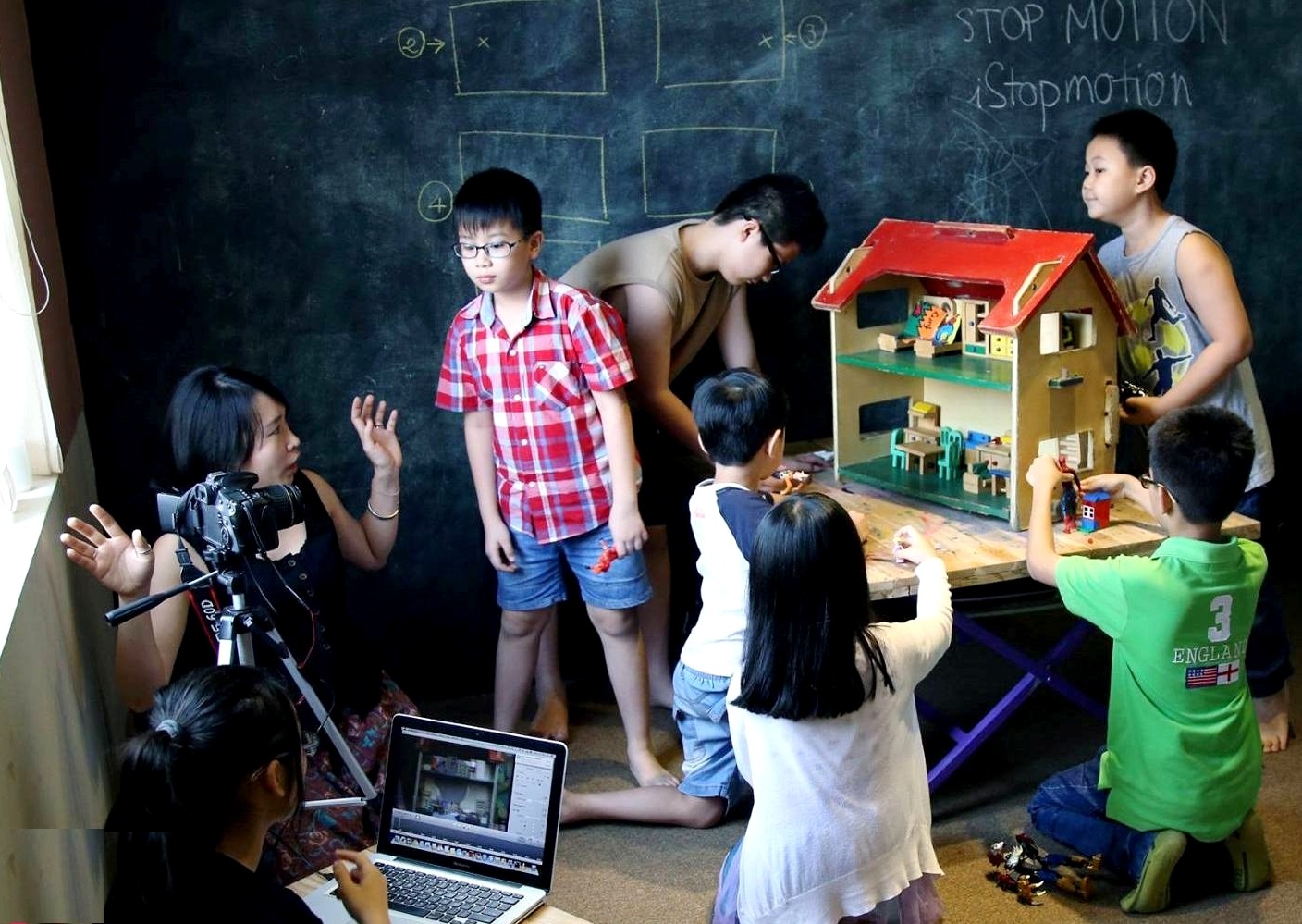 Nu nghe si bo viec, mo xuong nghe thuat cho tre em hinh anh