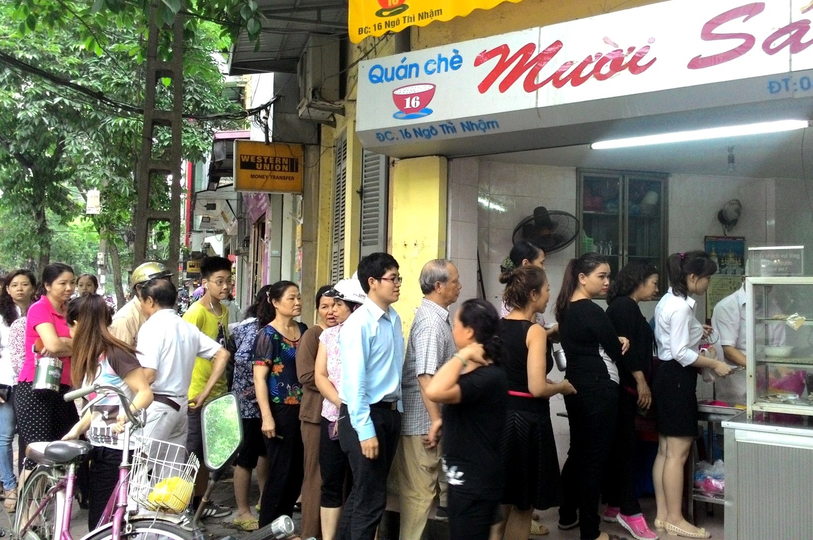 Xep hang tu 5h sang mua banh troi an Tet Han thuc hinh anh