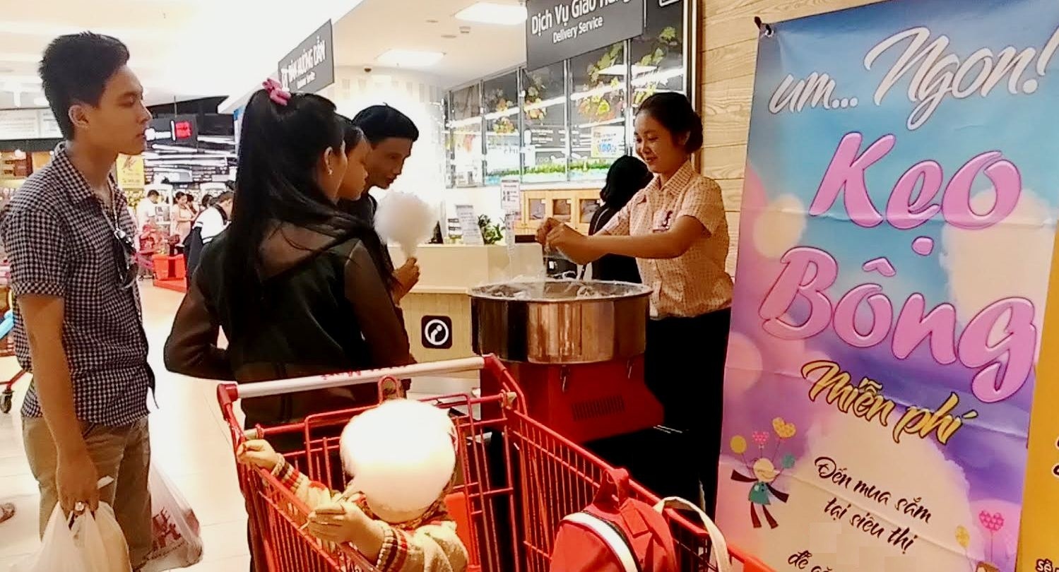 Sieu thi tang keo bong, du be ve tranh giup cha me mua sam hinh anh