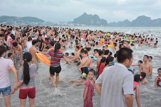 Du lich ngay le: Chat chem tu bua an den cho nghi hinh anh