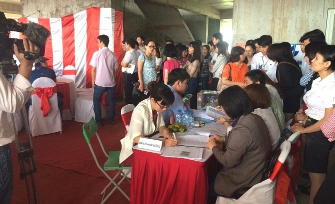 Cau khach bang chieu ban nha 45 trieu mot can o Ha Noi hinh anh