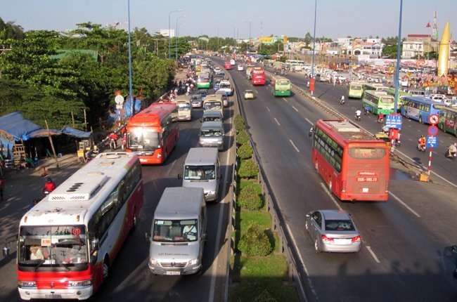 Kinh te thi truong nhin tu cau chuyen te nuoc theo gia xang hinh anh