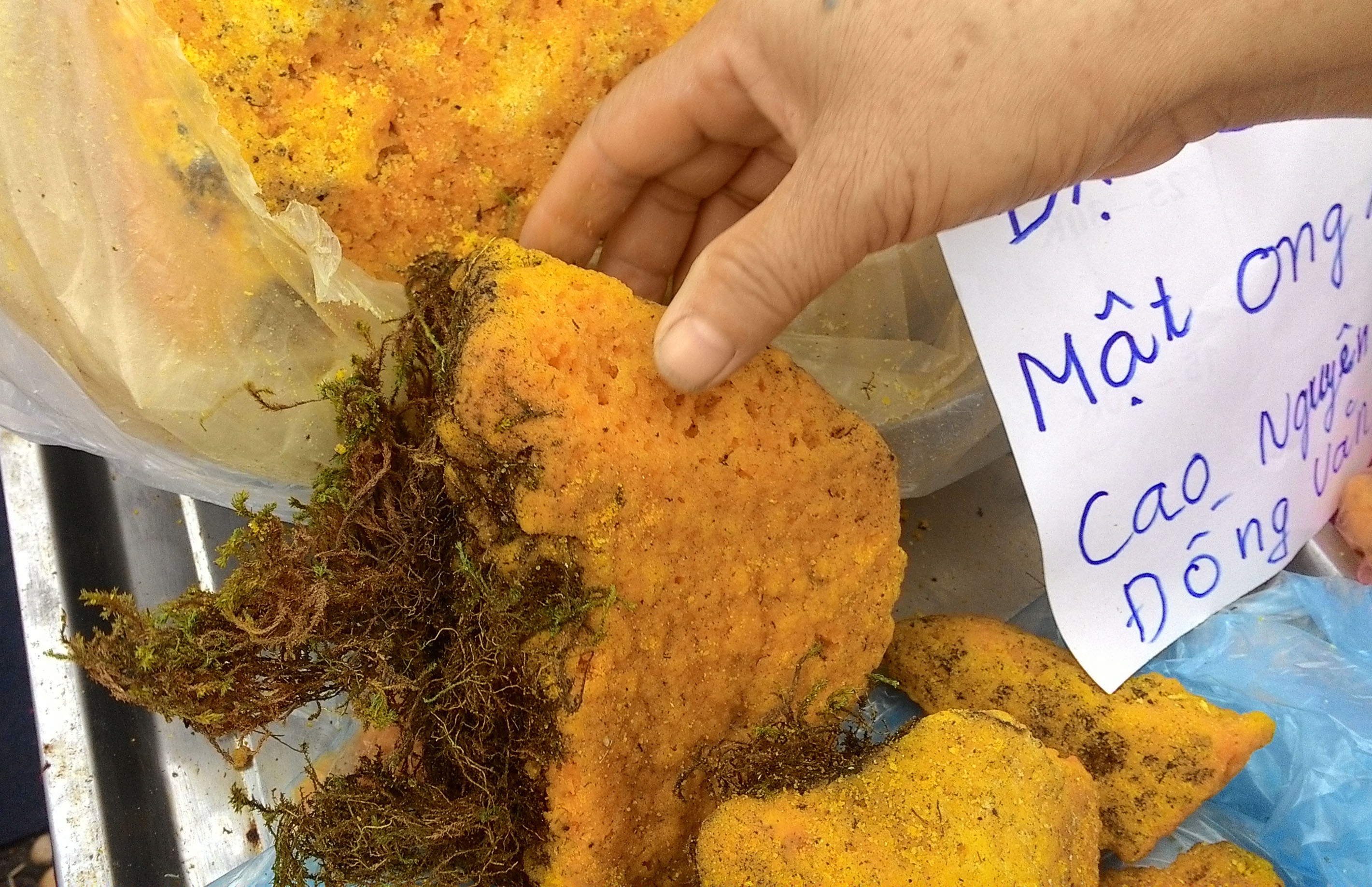 800.000 dong/kg mat ong hoa da ban tai Ha Noi hinh anh