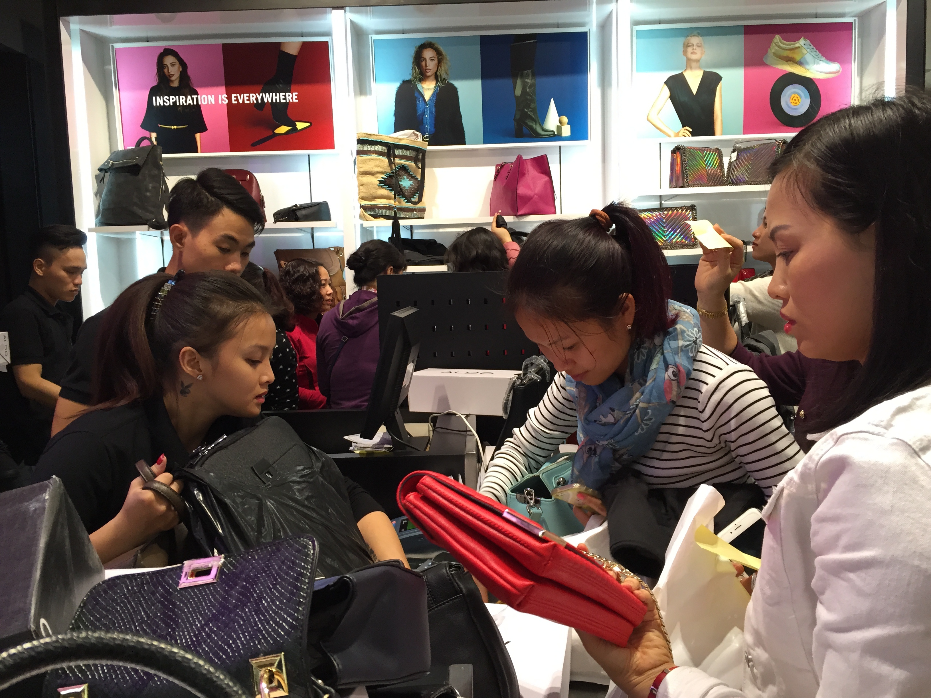 Dan cong so tron lam san hang giam gia ngay Black Friday hinh anh