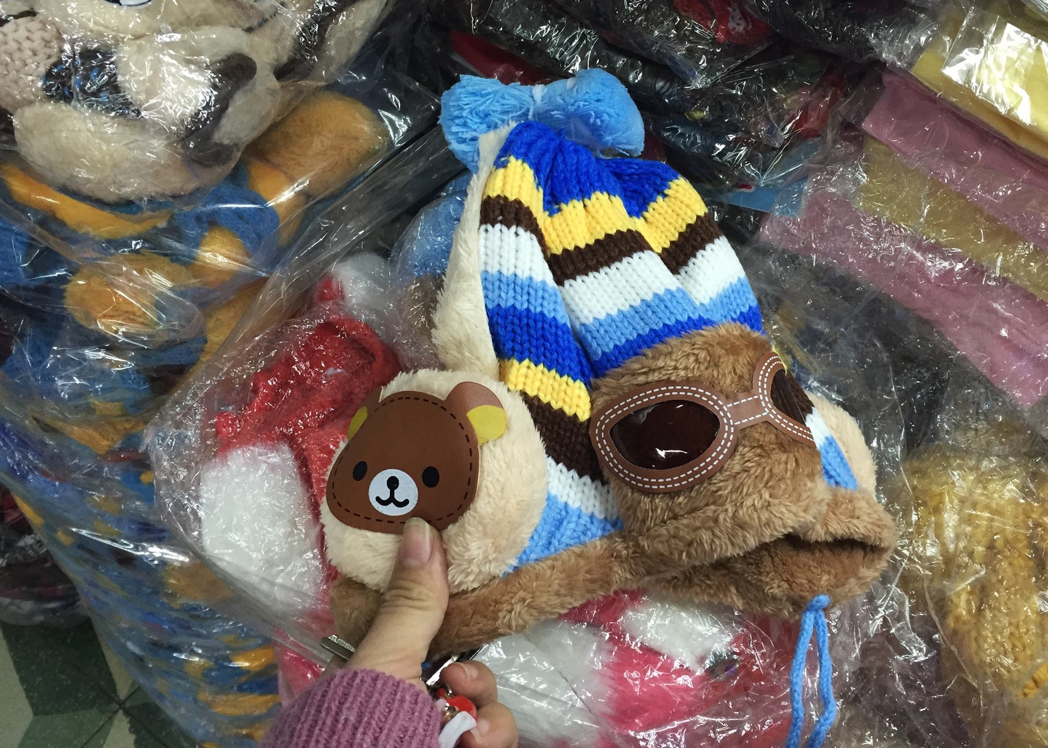 Thiet bi la gan tren mu len Trung Quoc la do choi phat nhac? hinh anh