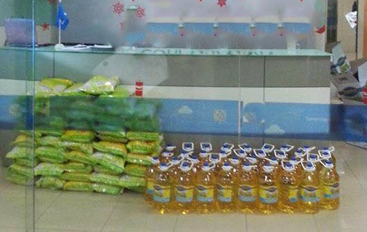 Thuong Tet dau an, tang kem sua tuoi, xuc xich hinh anh