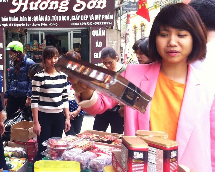 Thi truong Tet: Hang ngoai hut khach hang sang hinh anh