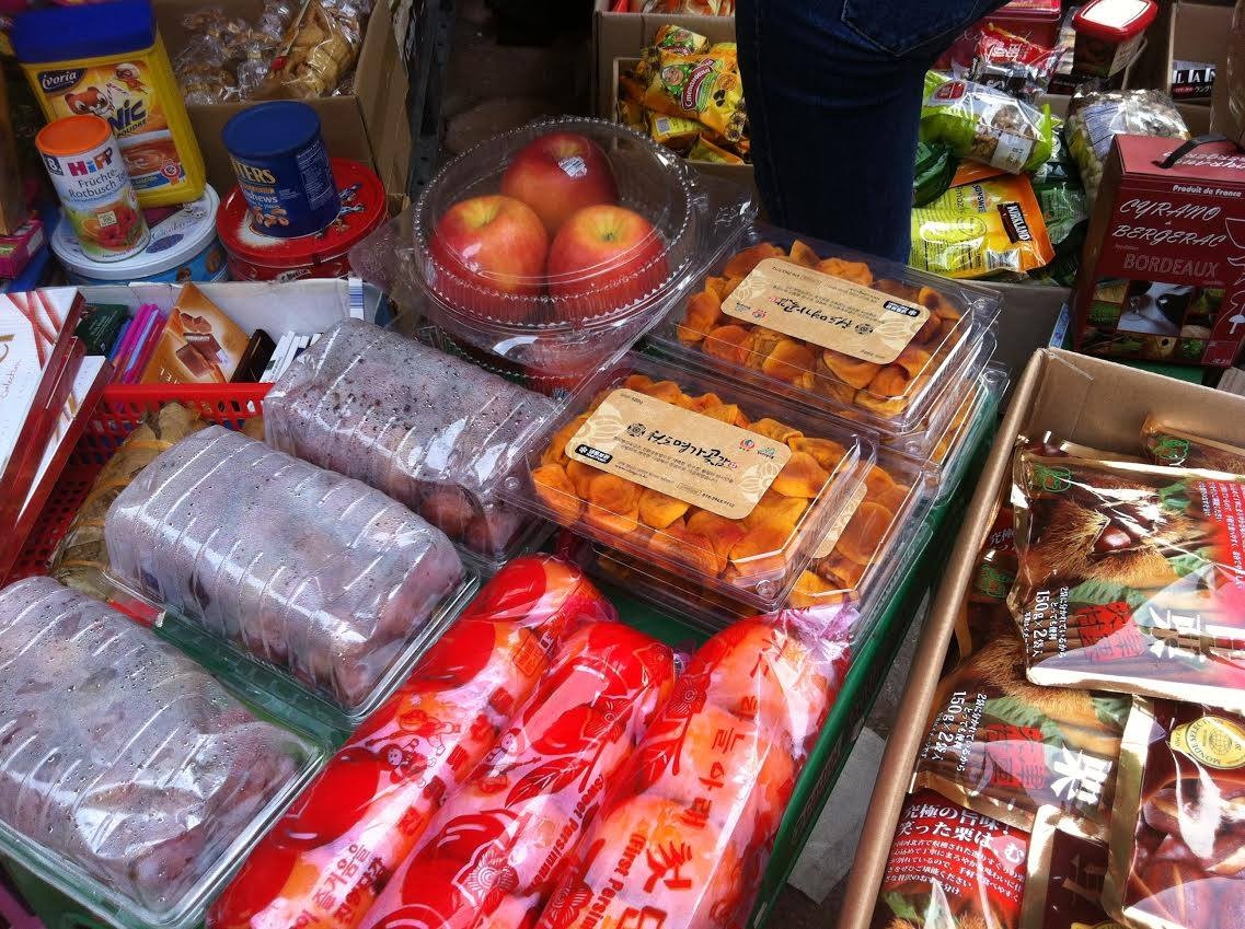 Banh keo Tet hang ngoai cung bi nhai hinh anh