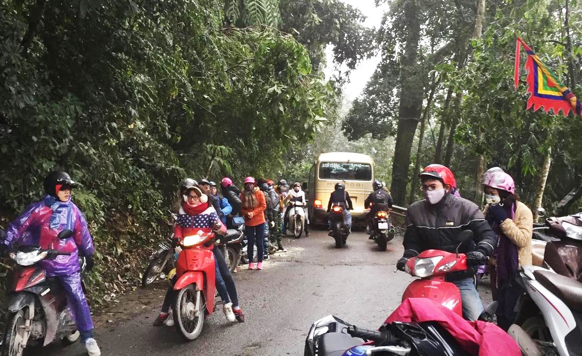 Khach Ha Noi thue taxi len dinh Ba Vi ngam tuyet hinh anh