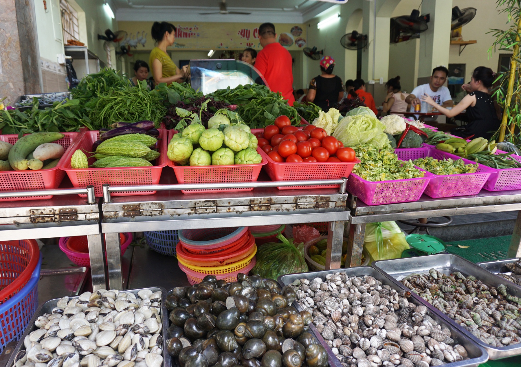Nguoi pho san hang que an Tet hinh anh