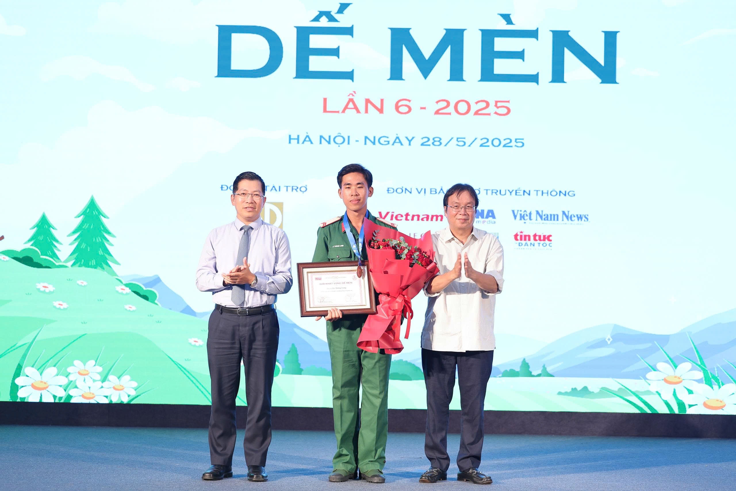 tac gia tre,  nha tho Viet,  Ly Thang Long,  van hoc nghe thuat,  tho ve chien tranh,  tho ve moi truong anh 1
