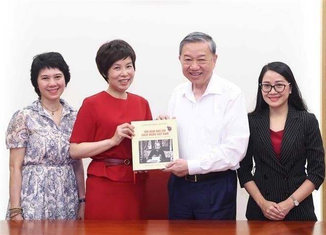 TTXVN tang Tong Bi thu To Lam sach ve 100 nam Bao chi Cach mang hinh anh