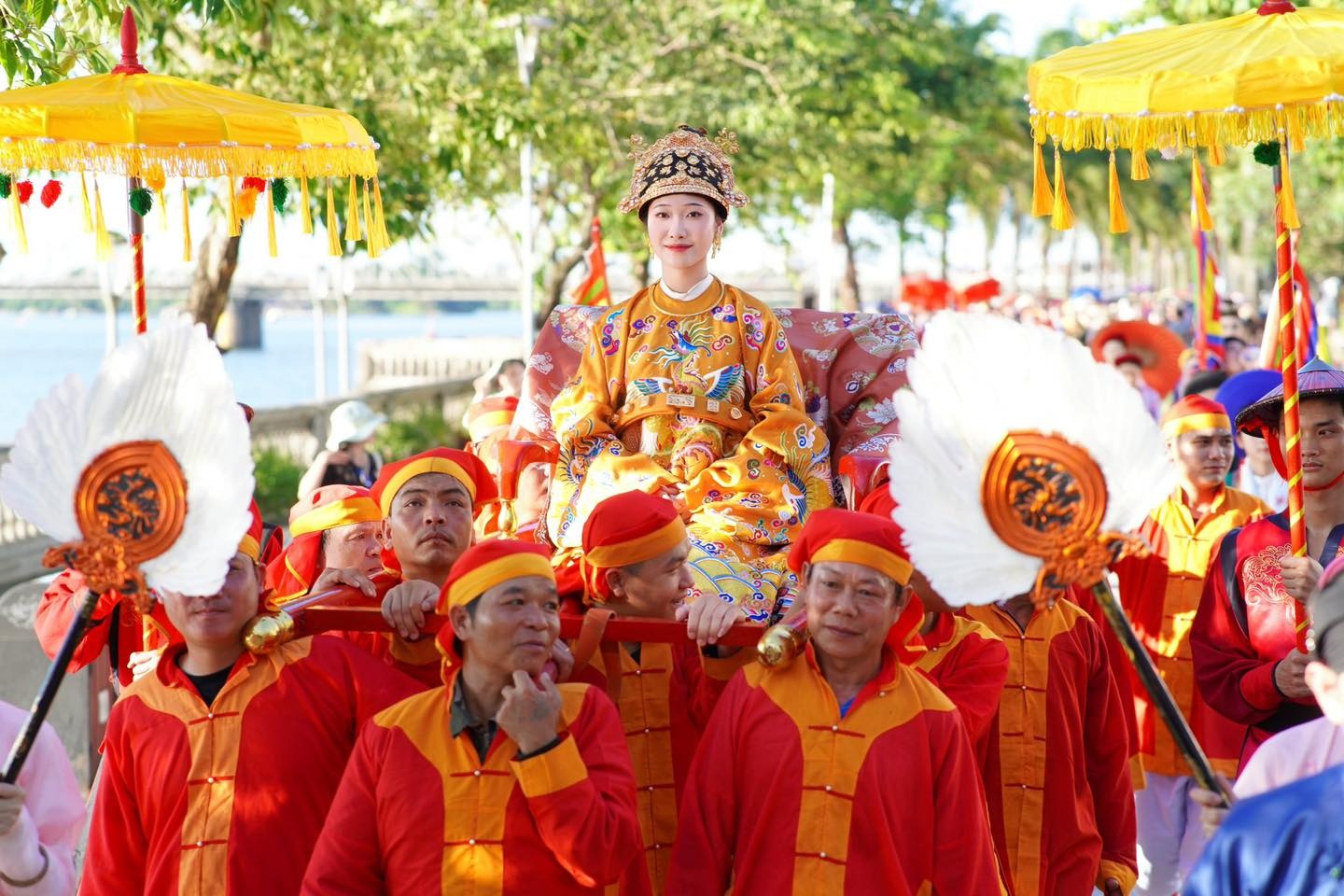 phuc dung van hoa,  tranh cai van hoa,  tai hien van hoa,  hoang hau Nam Phuong,  trang phuc lich su anh 1