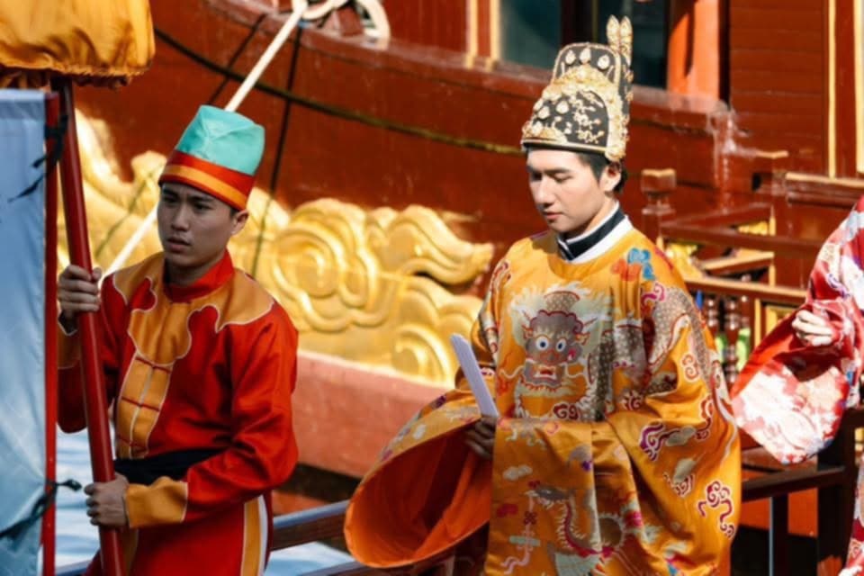 phuc dung van hoa,  tranh cai van hoa,  tai hien van hoa,  hoang hau Nam Phuong,  trang phuc lich su anh 2