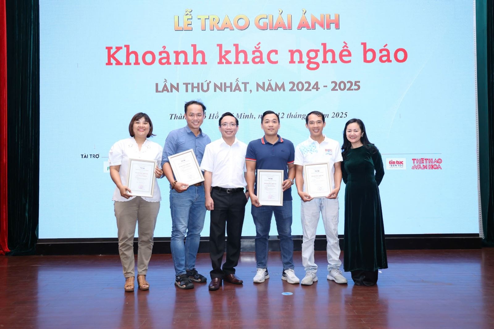 Giai thuong bao chi,  ky niem nganh bao,  khoanh khac nghe bao,  trung bay anh anh 9