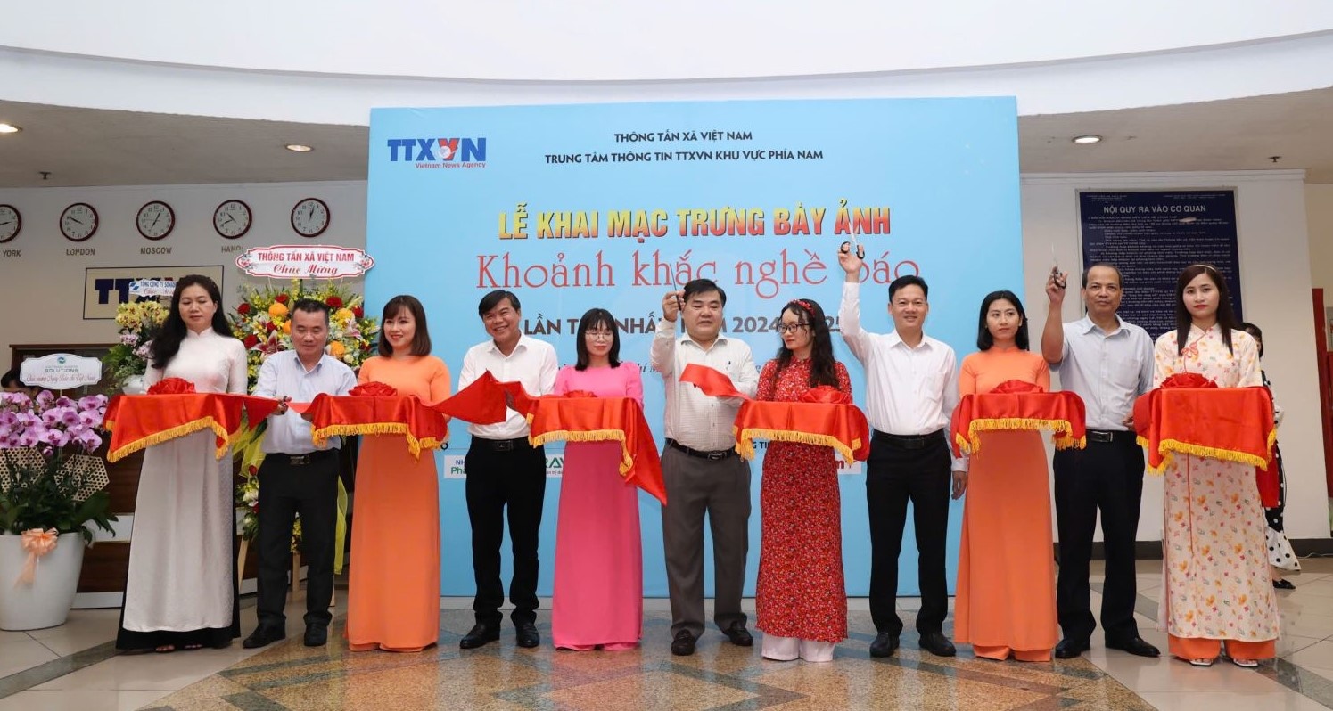 Giai thuong bao chi,  ky niem nganh bao,  khoanh khac nghe bao,  trung bay anh anh 1