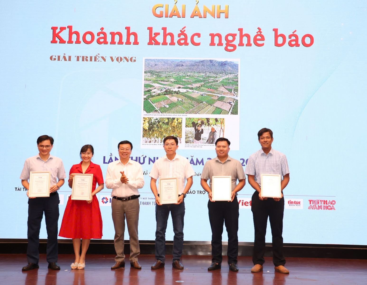 Giai thuong bao chi,  ky niem nganh bao,  khoanh khac nghe bao,  trung bay anh anh 4