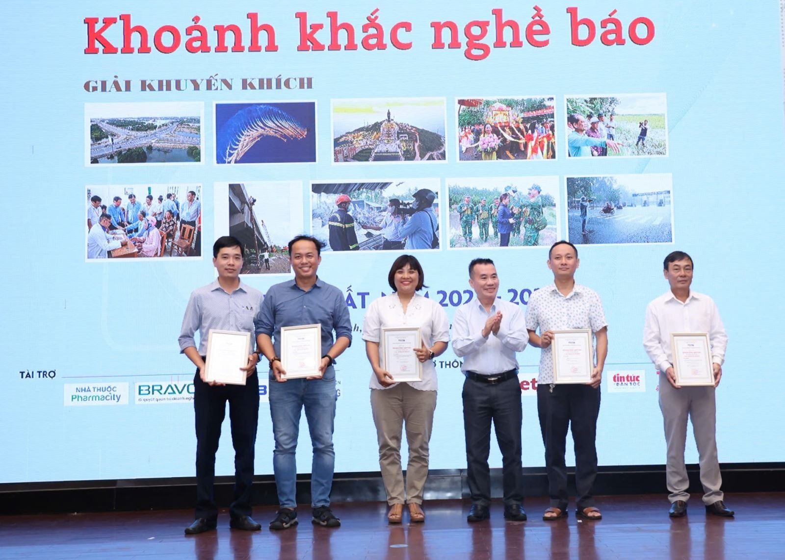 Giai thuong bao chi,  ky niem nganh bao,  khoanh khac nghe bao,  trung bay anh anh 5