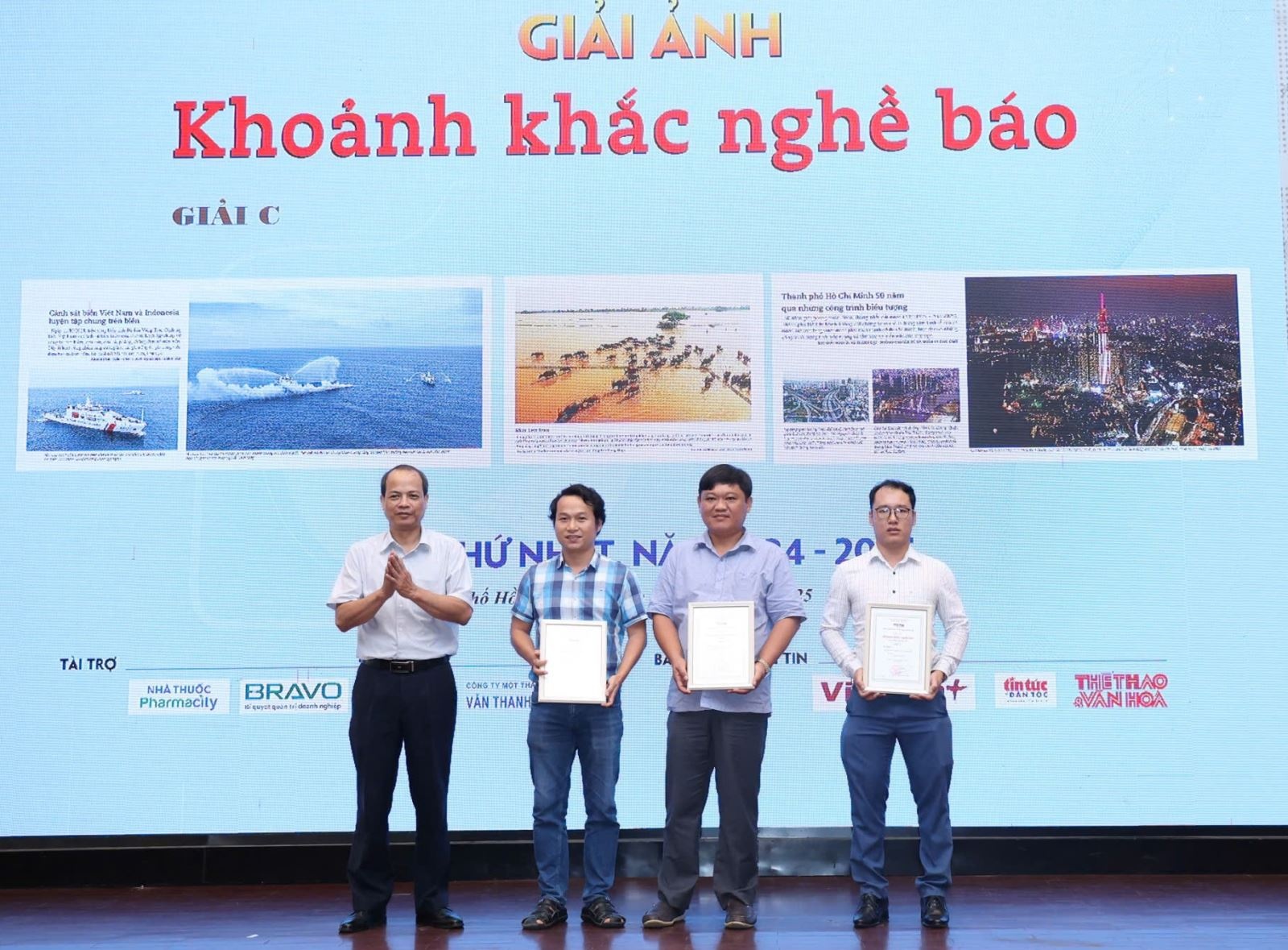 Giai thuong bao chi,  ky niem nganh bao,  khoanh khac nghe bao,  trung bay anh anh 6