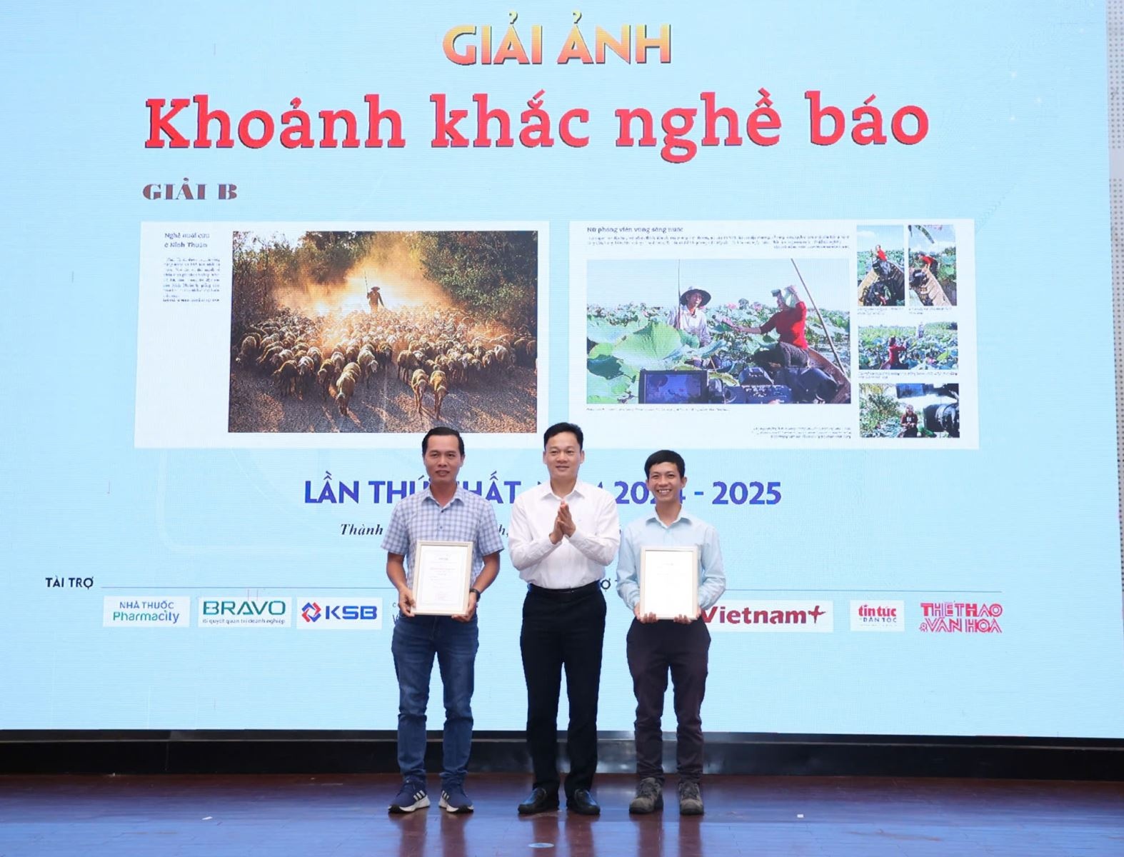 Giai thuong bao chi,  ky niem nganh bao,  khoanh khac nghe bao,  trung bay anh anh 7