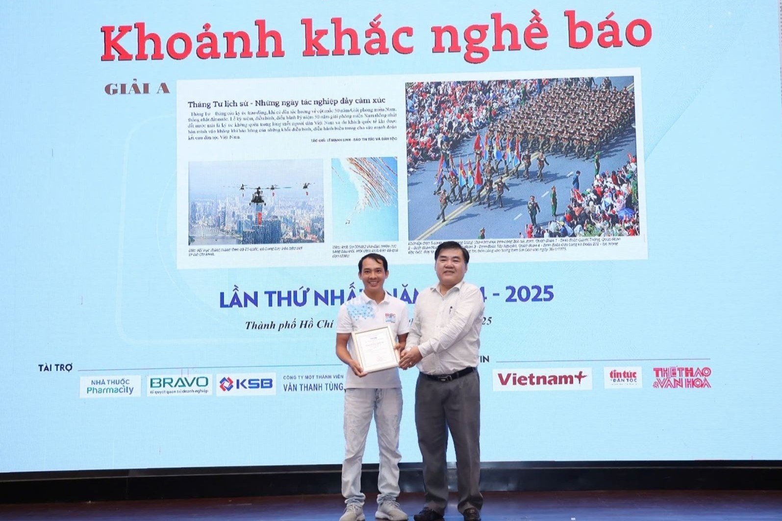 Bao Tin tuc va Dan toc gianh giai tai Cuoc thi 'Khoanh khac nghe bao' hinh anh