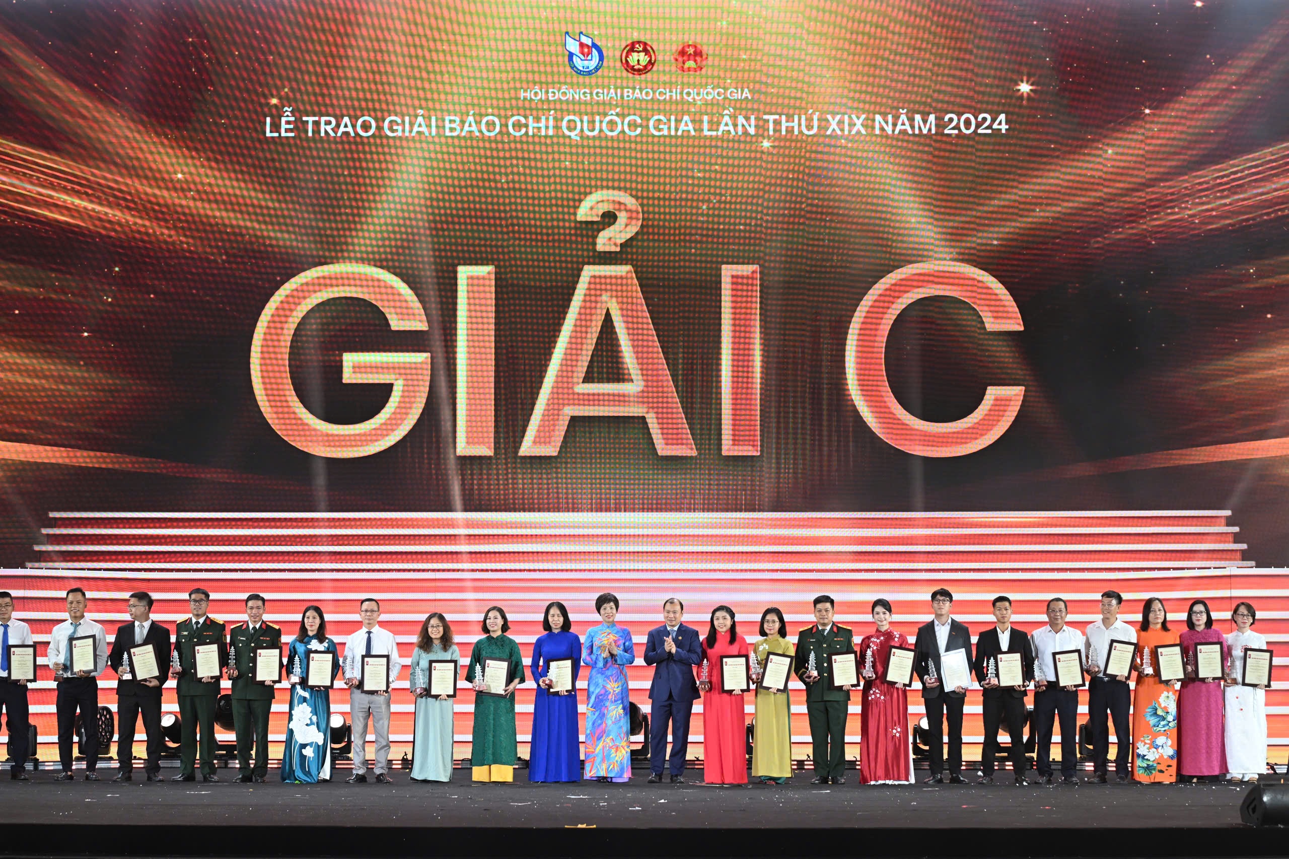 Giải báo chí, kỷ niệm báo chí, lễ trao giải, giải thưởng báo, báo chí sáng tạo ảnh 9 Giai bao chi, ky niem bao chi, le trao giai, giai thuong bao, bao chi sang tao anh 9