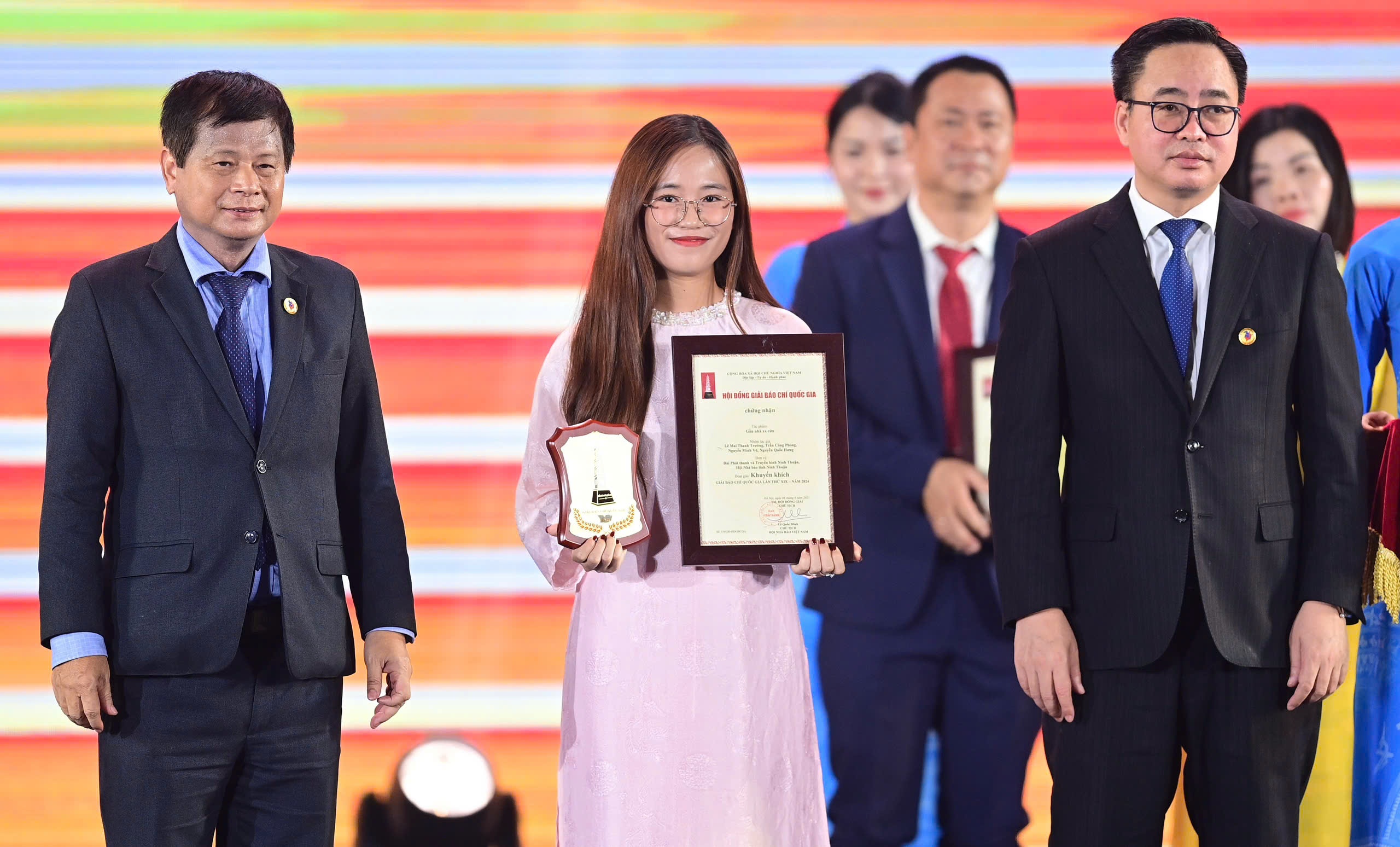 13 tac pham doat giai A bao chi quoc gia hinh anh