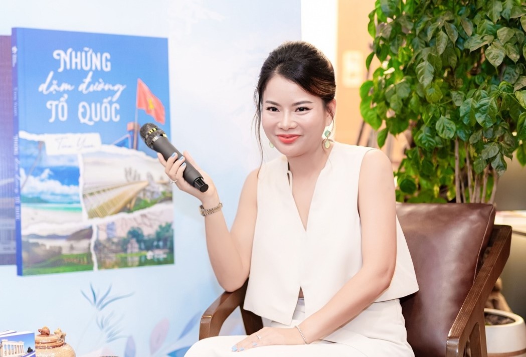 Yeu 100, chon 10, lay 1 va triet ly cua nu tac gia biet 4 ngoai ngu hinh anh